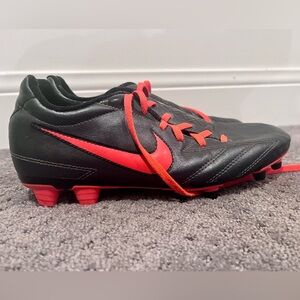Nike T90 soccer cleats Size 7 mens/ teens / boys